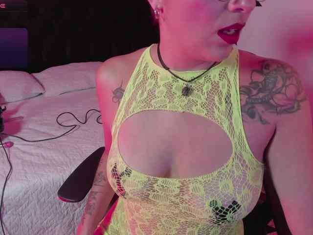 RoxanneStorm webcam