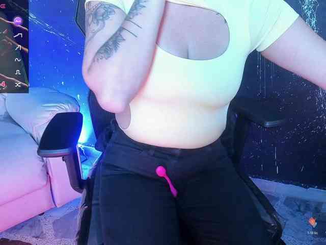 RoxanneStorm webcam