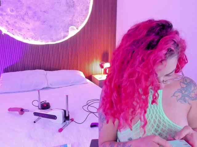 RoxanneStorm webcam