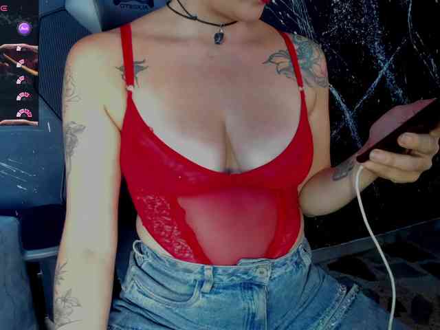 RoxanneStorm webcam