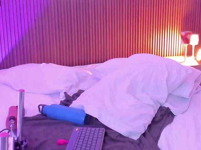 RoxanneStorm webcam