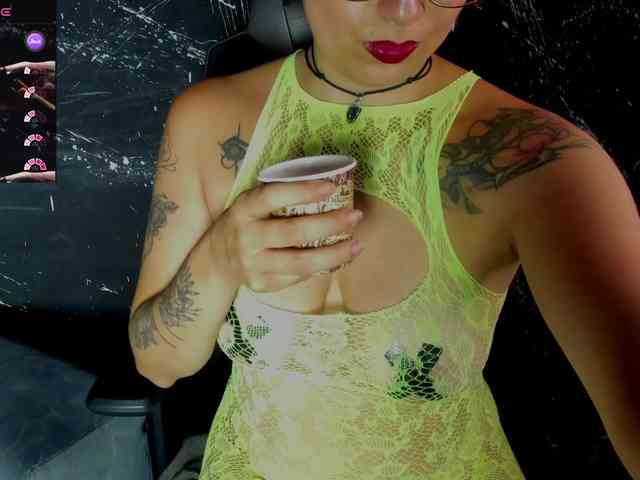 RoxanneStorm webcam