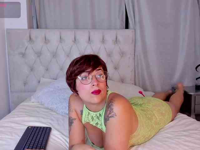 RoxanneStorm webcam