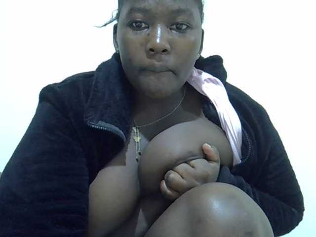 Queendee1 live cam on BongaCams