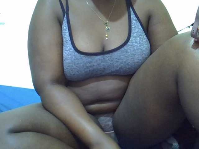 Queendee1 live cam on BongaCams