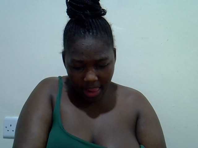 Queendee1 live cam on BongaCams