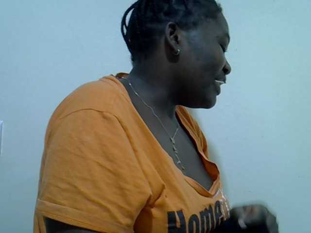 Queendee1 live cam on BongaCams