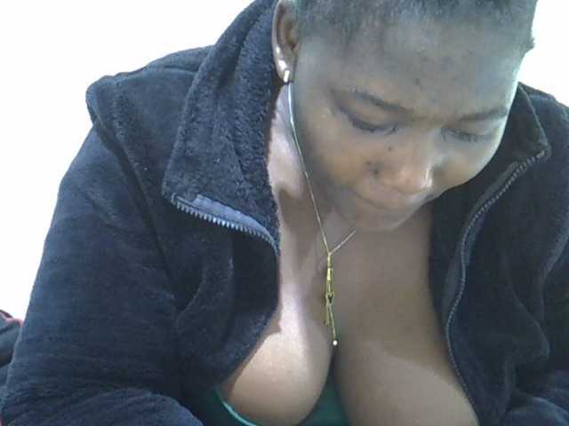 Queendee1 live cam on BongaCams