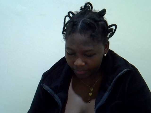 Queendee1 live cam on BongaCams