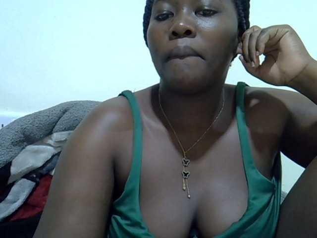 Queendee1 live cam on BongaCams