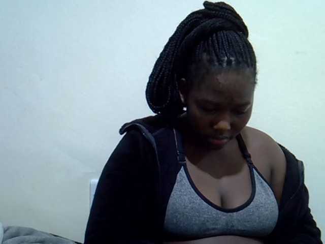 Queendee1, live now on BongaCams