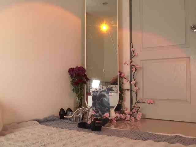 LilluCooper webcam