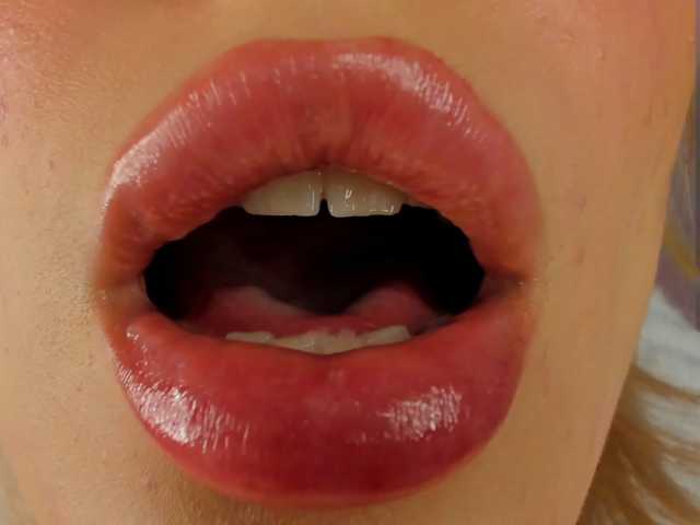 IceStrawberry live cam on BongaCams