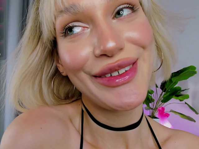 IceStrawberry's BongaCams show and profile