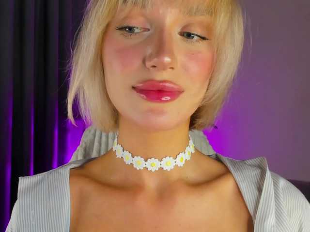 IceStrawberry — live female cam