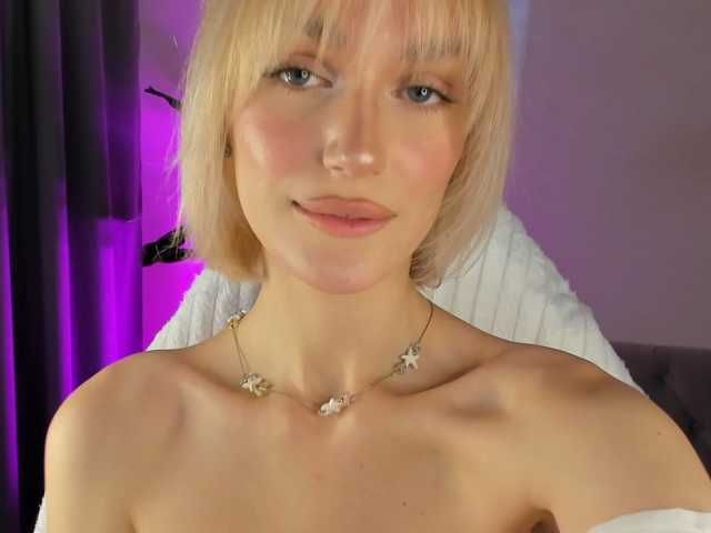 IceStrawberry live cam preview