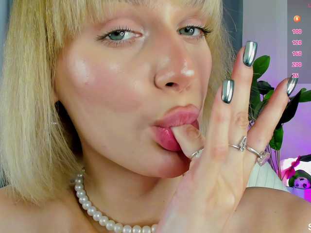 IceStrawberry live cam on BongaCams