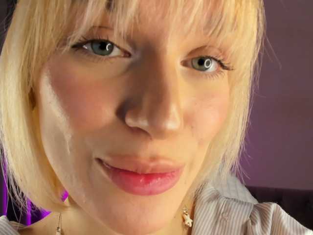 IceStrawberry live cam preview