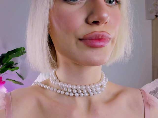 IceStrawberry's BongaCams show and profile