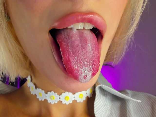 IceStrawberry — live female cam