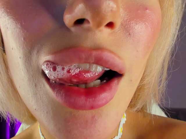 IceStrawberry — live female cam