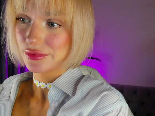 IceStrawberry — live female cam