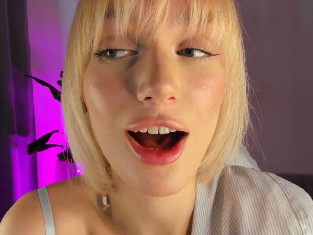 IceStrawberry live cam preview