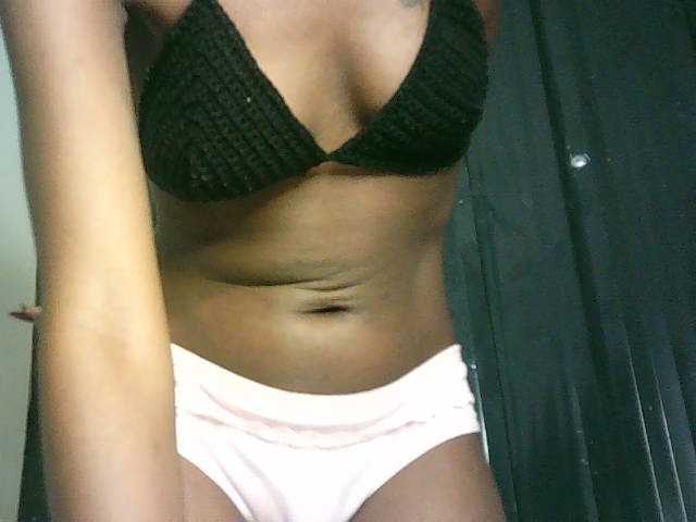 Sexypetiteher live cam preview