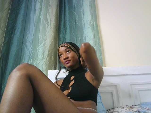 Sexypetiteher live cam on BongaCams