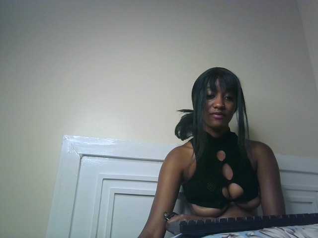 Sexypetiteher live cam on BongaCams