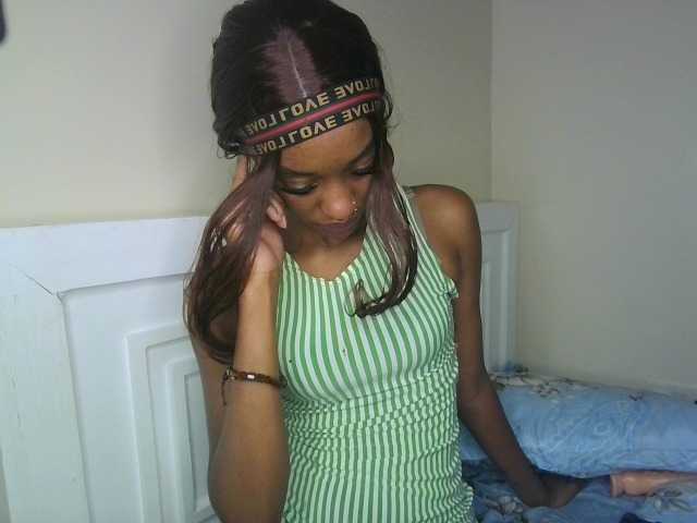 Sexypetiteher live cam on BongaCams