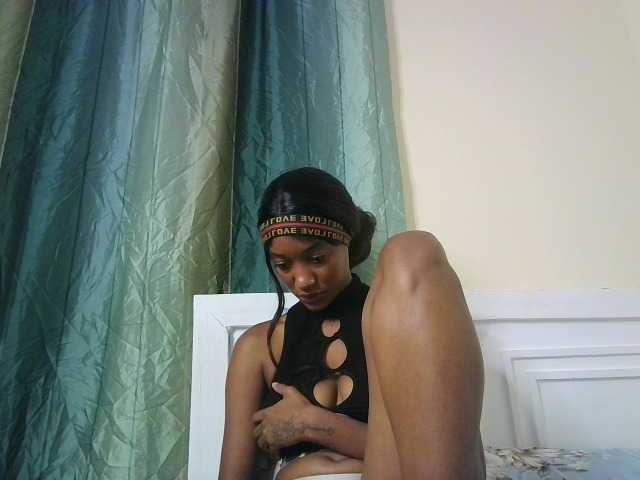 Sexypetiteher live cam on BongaCams