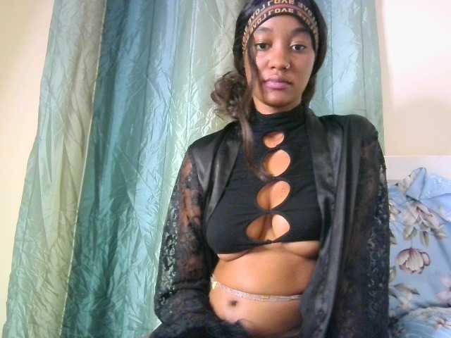 Sexypetiteher live cam on BongaCams