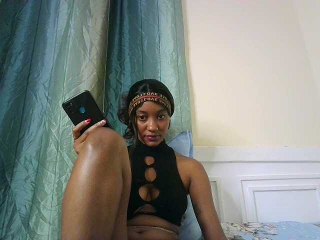 Sexypetiteher live cam on BongaCams
