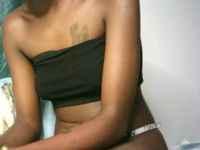 Sexypetiteher live cam preview