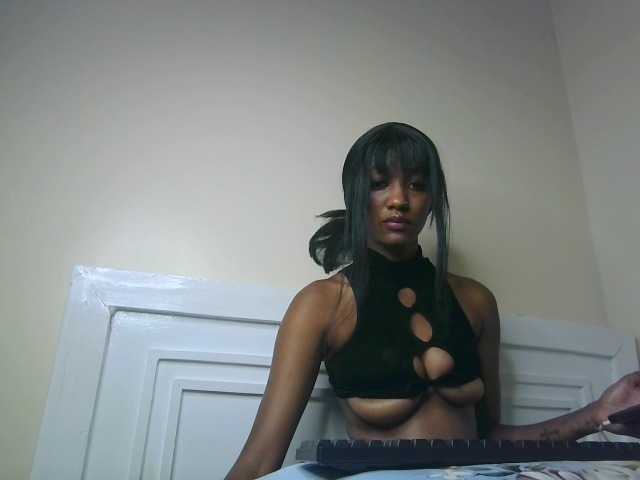 Sexypetiteher live cam on BongaCams