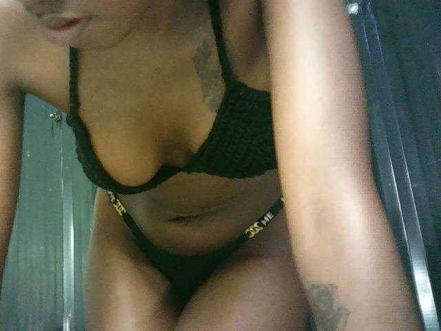 Sexypetiteher live cam preview