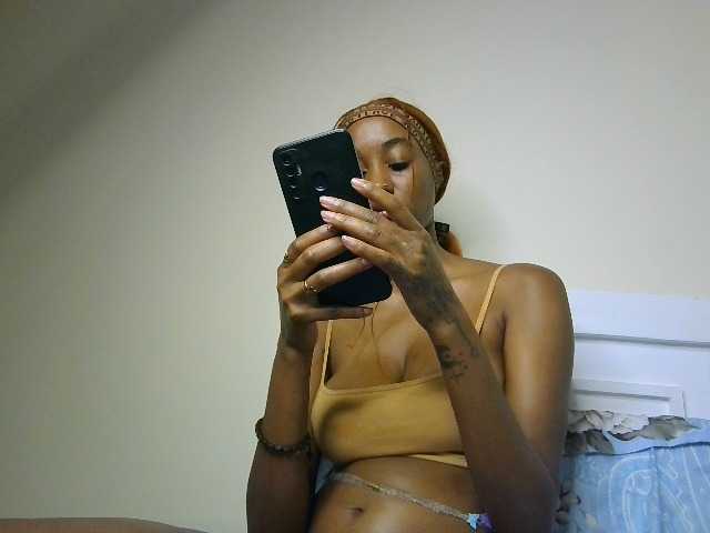 Sexypetiteher live cam on BongaCams