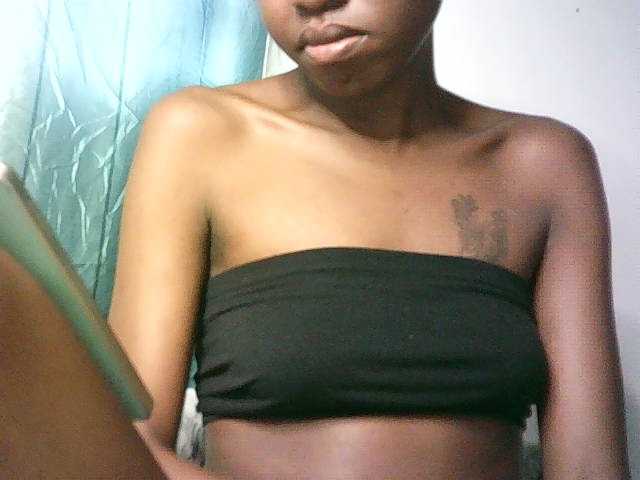 Sexypetiteher, live now on BongaCams