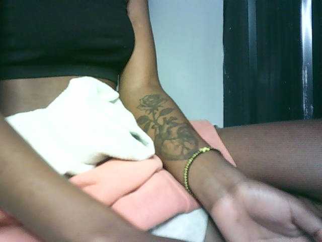 Sexypetiteher live cam preview