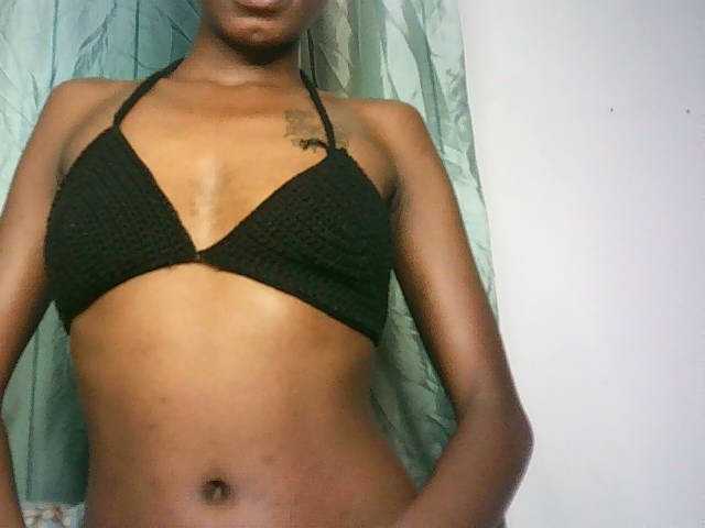 Sexypetiteher live cam preview