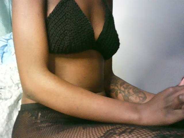 Sexypetiteher live cam preview