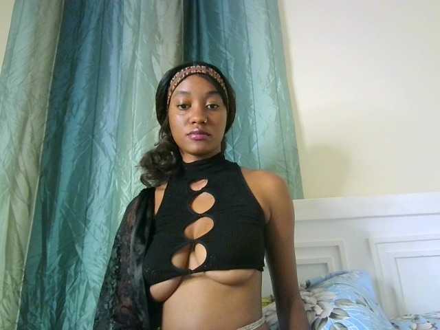 Sexypetiteher live cam on BongaCams