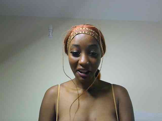 Sexypetiteher webcam
