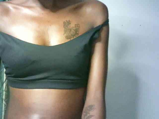 Sexypetiteher webcam