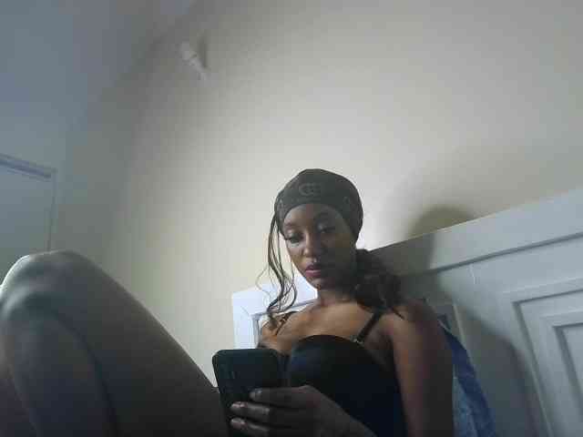 Sexypetiteher webcam