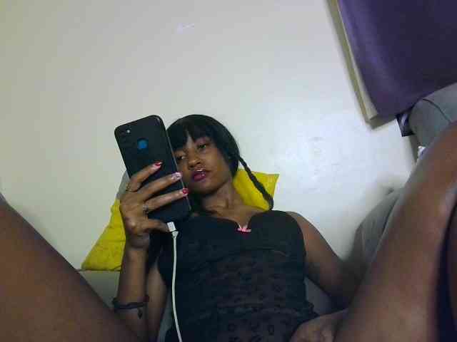 Sexypetiteher webcam