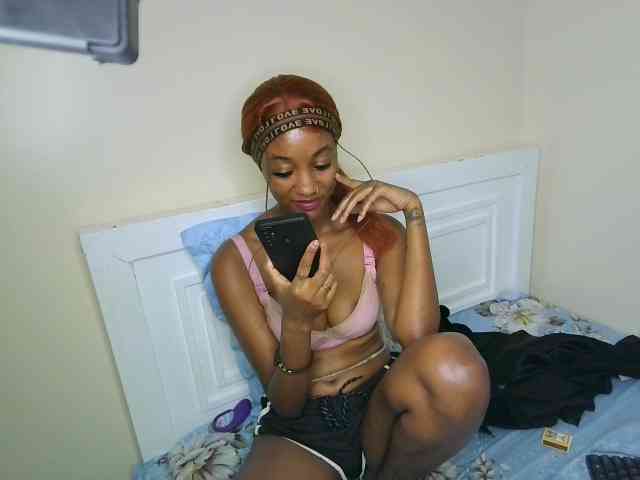 Sexypetiteher webcam