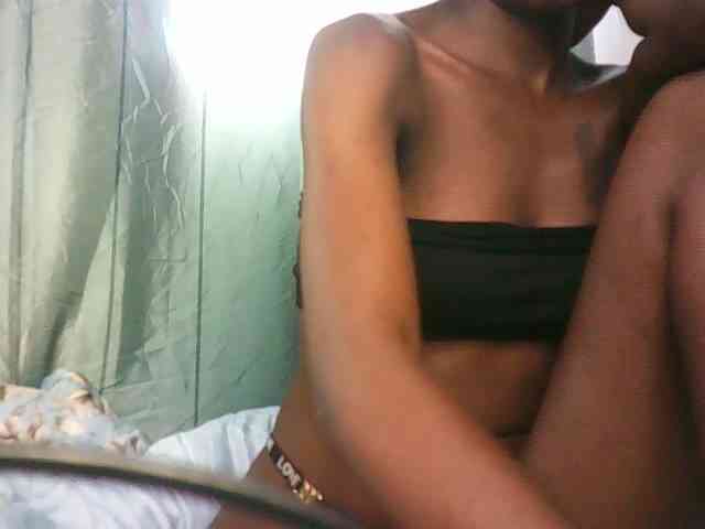 Sexypetiteher webcam