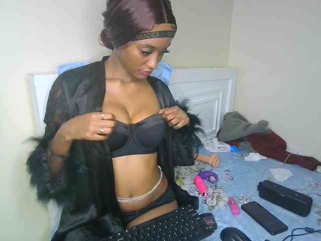 Sexypetiteher webcam